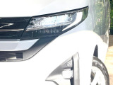 【LEDヘッドライト】悪天候や夜間走行時も良好な視界を確保し安心して運転できる高輝度LEDヘッドライトを装備!点灯速度が早く、消費電力も抑えられています。