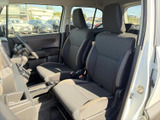 前席は身体を預けやすい形状で、運転席と助手席の間にもゆとりがあります。窓から外の景色を確認しやすく、落ち着いた色合いのシートが日々の乗車を快適に支えます。