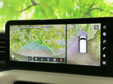 後方映像に加えて車両周辺の俯瞰表示も確認でき、駐車時の周囲確認に役立ちます。画面内のガイドを目安に、後退時の操作をサポートしてくれる装備です。