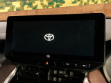 【12.3インチワイドナビ】高級感とインパクトのある大型ワイドナビを装備。各種オーディオ操作はもちろん、横長ワイド画面でのマップ2分割表示など、利便性も高いナビです♪
