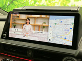 停車中にテレビ番組を視聴でき、地図表示と並べて確認できる画面構成です。休憩中の待ち時間にも映像を楽しめる装備で、お出かけ先でのひと息に活用いただけます。