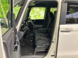 運転席と助手席の間にゆとりがあり、座ったときも落ち着いて過ごせる室内です。窓から外を見渡しやすく、足元もすっきりしているため、普段使いにもなじみます。