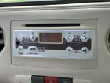 中央にまとまったオーディオは、ボタンや表示が見分けやすく、運転席から手の届きやすい位置にあります。音量や選局などの操作が確認しやすく、日々の移動中も扱いやすい装備です。