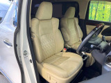運転席まわりには十分なスペースがあり、大柄な方でもゆったり運転していただける環境です。