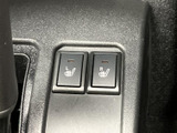 左右それぞれの座席に対応したシートヒータースイッチを備えています。乗車する方に合わせて使い分けられ、寒い季節の室内でも快適に過ごせます。