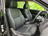 前席は背もたれと座面に立体感のある形状を採用し、運転席まわりも見渡しやすい配置です。落ち着いた室内で視界を確保しやすく、普段の移動を快適にサポートします。