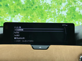 FMやAM、Bluetooth、USBなどのソースを画面から選択できる構成です。普段お使いの音楽やラジオに合わせて選びやすく、移動中の車内で活用できます。
