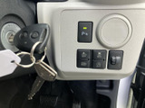 握りやすい形状のステアリングで、運転席からメーターを確認しながら進行方向を調整できます。周辺のスイッチ類も手元にまとまり、日々の運転をサポートします。
