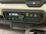 【オートエアコン】一度お好みの温度に設定すれば、車内の温度を検知し風量や温度を自動で調整。暑い&hellip;寒い&hellip;と何度もスイッチ操作をする必要はありません。快適な車内空間には必須の機能ですね♪