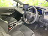 運転席と助手席に加え、中央の収納やカップホルダーも見渡せる前席空間です。シートの形状や足元の様子も確認でき、乗る方それぞれの過ごし方をイメージできます。