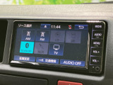 画面にはAM・FMやCD、SD、Bluetooth、AUXなどの選択肢が表示され、音源を選びやすい構成です。タッチ操作の画面と周囲のボタンで、必要な項目を確認できます。