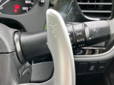 レバーには照明に関する表示があり、AUTOを含む各位置を確認しながら操作できます。表示がレバー上にまとまっているため、夜間や天候の変化に合わせた照明操作にも使いやすい構成です。