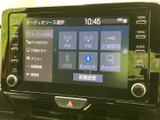 AM・FMに加えてUSBやBluetoothなどの音源が表示され、使いたい項目を画面から選べます。交通情報や各種設定も同じ画面から確認でき、日常の操作を分かりやすくサポートします。