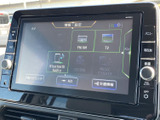 FM/AMやテレビ、Bluetooth Audioなどの項目が画面に並び、使いたいメニューを選びやすい構成です。音楽や交通情報など、日常の移動に役立ちます。