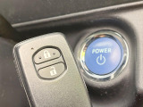 【スマートキー】カバンやポケットに入れたままでもドアの施錠・解錠が可能なスマートキーを装備。エンジンのオン・オフ時もカギを取り出す必要が無いからとっても便利です♪
