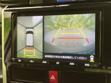 車両周辺を画面で確認できるモニターを備え、駐車時や狭い場所での取り回しをサポートします。俯瞰表示と後方の映像を見比べられ、周囲の状況確認に役立ちます。