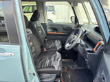 運転席まわりは前方の視界が広く、着座した際にも周囲を確認しやすい印象です。シートの柄や内装のアクセントカラーがほどよく映え、毎日の運転を気持ちよく迎えられます。