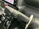 レバーにはワイパー操作に関する表示がまとめられ、必要な設定を手元で確認できます。天候に応じて使う機能を把握しやすく、雨の日の運転をサポートする装備です。