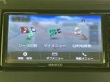目的地検索やソース切替などのメニューが画面に表示され、案内やオーディオ操作をまとめて確認できます。情報・設定、電話メニューも選べる構成で、日々の移動をサポート。表示を見ながら操作しやすい装備です。