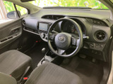 運転席から前方を見渡しやすいレイアウトで、左右の座席もゆったり配置されています。落ち着いた色合いの室内は、日々の移動をリラックスして過ごしたい方におすすめです。