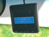 車内に設置された小型モニターで、表示内容を確認できます。画面下にはメニューや選択ボタンが並び、必要な設定を手元で操作しやすい構成です。視線を向けやすい位置に収まっています。