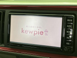 停車中にテレビ映像を楽しめる装備です。画面上で映像を確認できるため、休憩時間などに車内で過ごす際にも便利。視聴時は必ず安全な場所に停車してください。