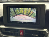 【バックカメラ】駐車時に後方がリアルタイム映像で確認できます。大型商業施設や立体駐車場での駐車時や、夜間のバック時に大活躍!運転スキルに関わらず、今や必須となった装備のひとつです!