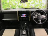 運転席まわりは前方の視界が広く、計器類やセンター部分を確認しやすいレイアウトです。前席には明るい色を取り入れ、落ち着いた色合いと組み合わせています。