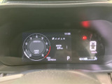 速度や燃料残量などの情報をデジタル表示で確認でき、運転中に必要な情報を把握しやすいメーターです。表示がすっきりまとまり、出発前や停車時の確認もスムーズに行えます。