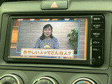 停車中にテレビ番組を視聴でき、待ち時間も車内で過ごしやすくなります。画面に番組が表示されており、映像を楽しみたい場面に便利な装備です。安全に配慮し、視聴は停車中にお楽しみください。