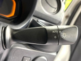 【オートライト】周りの明るさに応じて自動でヘッドライトの点灯・消灯ができる機能です!ライトの付け忘れ・消し忘れなどが無くなり、雨の日や夕方の走行も安心!トンネル通過時も便利ですね♪