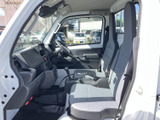 運転席と助手席が並ぶ室内は、座面や足元まで見渡しやすいすっきりとした空間です。窓から自然光が入り、乗り降りの際にも車内の様子を把握しやすい印象です。
