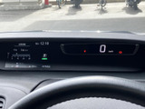 速度やシフト位置、燃費情報などを運転席正面で確認できる表示部です。必要な情報がまとまっており、走行中も視線移動を抑えながら状況を把握しやすい配置です。