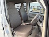 運転席と助手席は、落ち着いた色合いのシートでまとまり、ゆったりとした視界が広がります。乗り降りしやすい開口部で、日常の移動も快適にお使いいただける室内です。