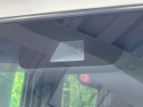 【ホンダセンシング】走行中に前方の車両等を認識し、衝突しそうな時は警報とブレーキで衝突回避と被害軽減をアシスト。より安全にドライブをお楽しみいただけます。