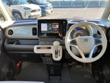 運転席まわりは視線を移しやすい配置で、前方や左右の確認もしやすい印象です。明るい色合いのシートとすっきりした空間で、毎日の乗り降りも気持ちよくお使いいただけます。