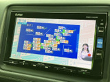 画面にはテレビ番組が表示され、停車中に映像を視聴したいときに活用できます。表示内容が見やすく、画面下部には時刻も確認できるため、休憩中の時間を過ごす際にも便利です。