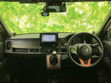 ダッシュボード中央に画面を配置し、運転席からも助手席からも確認しやすいレイアウトです。地図やオーディオなど、日々の移動に役立つ情報を手元で確かめられ、初めての道へのお出かけも心強い装備です。
