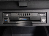 コンソール内一体型のビルトインETC装備!見た目の部分も良いですが、ETCカードの盗難防止になる設置箇所です!料金所の渋滞回避!時間帯・日によって料金の軽減を受けられます!ストレス知らずのドライブ!