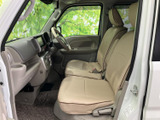 左右のシートが並ぶ前席は、明るい色合いで車内全体に落ち着いた印象をもたらします。窓からの見通しもよく、運転席と助手席で過ごしやすい空間が広がります。