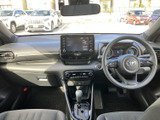 運転席から各メーターや中央の画面を確認しやすく、視線の移動を抑えた配置です。前方の見通しも確保され、手の届く範囲に主要な操作部がまとまった運転席まわりです。