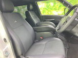 ゆとりを感じる前席は、運転席と助手席にそれぞれヘッドレストを備え、落ち着いて過ごしやすい空間です。窓からの見通しもよく、乗り込んだ際の視界の広がりを感じていただけます。