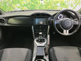 運転席まわりはメーターや画面が視線の先にまとまり、前方を確認しながら必要な情報を見やすい配置です。左右のシートには体を預けやすく、落ち着いて過ごせます。