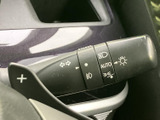 手元のレバーには照明関連の表示が並び、AUTOなどの文字も確認できます。周辺のスイッチ類と合わせて視認しやすく、必要な操作を把握しやすい仕様です。