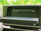 ディスク挿入口や各種表示を備えたオーディオユニットで、機器を使わない時は本体を収納できます。車内の限られたスペースをすっきり保ちやすく、日常使いに便利です。