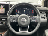 ステアリングには複数のスイッチが備わり、手元で車内の各種機能を扱える便利なつくりです。メーターを見ながら操作しやすく、運転中の視線移動を抑えたい場面にも役立ちます。