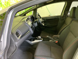 前席まわりは見通しがよく、運転席と助手席の間には収納や操作部がまとまっています。落ち着いた色調のシートとすっきりした足元で、快適にお過ごしいただけます。