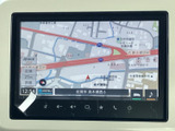 道路や周辺施設が画面に表示され、現在地や進む方向を確認しながら目的地までの道順を把握できます。地図を見やすく表示し、行き先探しをサポートします。