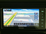 画面には周辺の道路や施設が表示され、現在地を確認しながら目的地への移動をサポート。タッチ操作で周辺や広域など表示を切り替えられ、初めての場所へ向かう際にも便利にお使いいただけます。