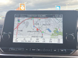 地図上に道路や周辺施設、現在地を表示し、目的地までのルート確認に役立ちます。画面下部の案内項目も見やすく、行き先設定や地図の確認を手軽に行えます。